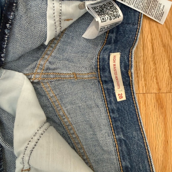 Levi's Women's High Waisted Mom Shorts - Cool Places to Go - Picture 5 of 5